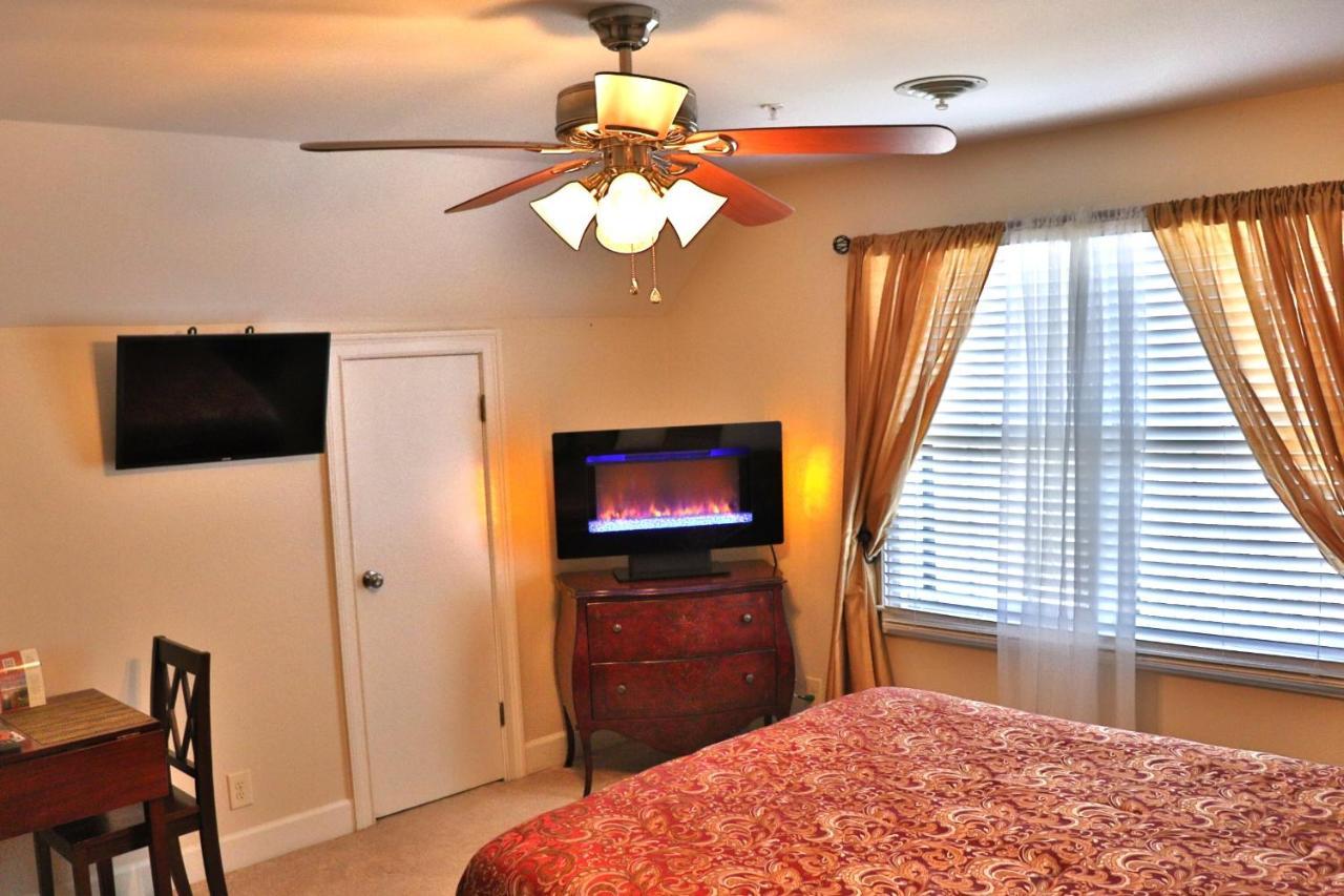 Pleasanton Courtyard Bed And Breakfast 费耶特维尔 外观 照片