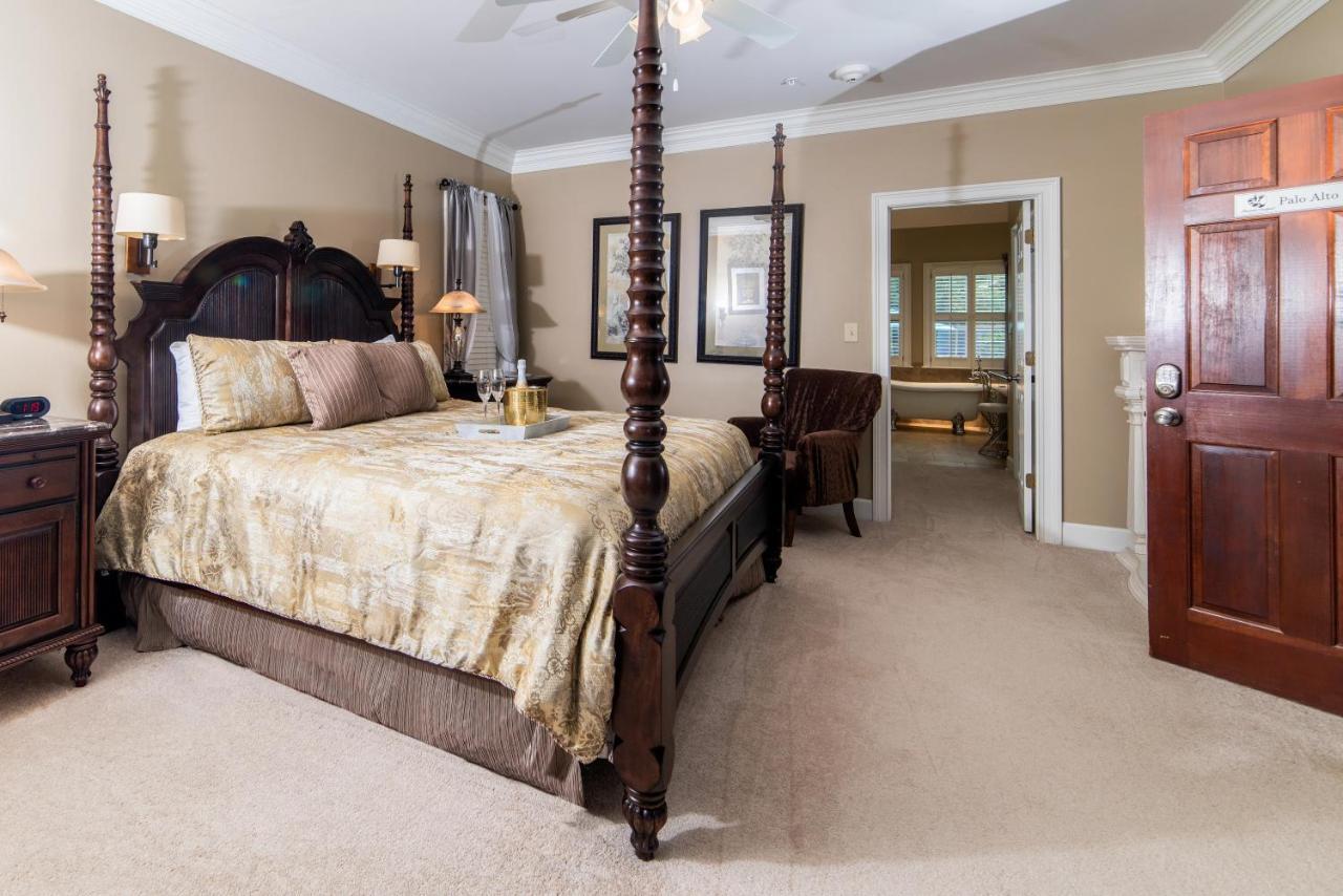 Pleasanton Courtyard Bed And Breakfast 费耶特维尔 外观 照片