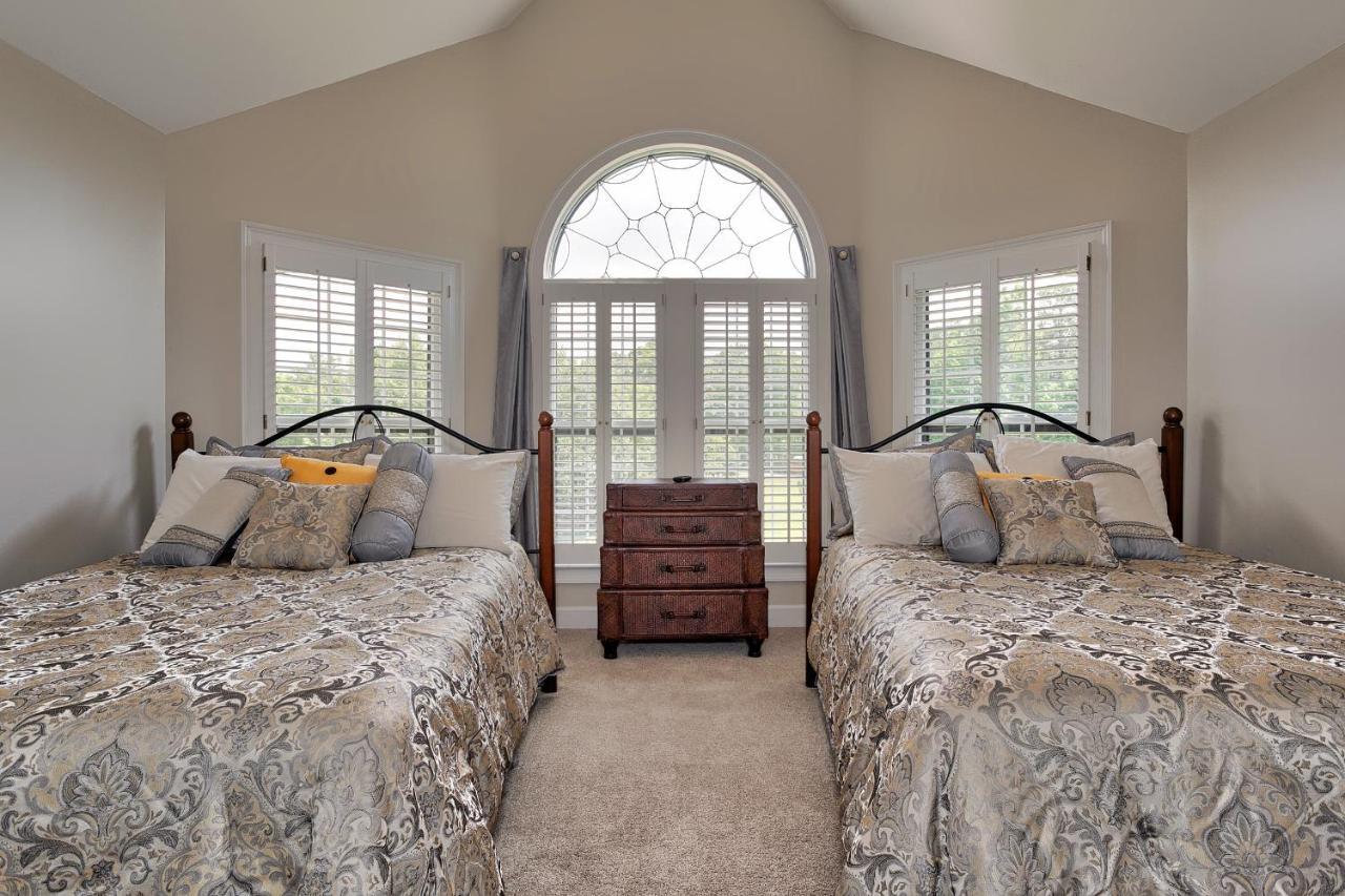 Pleasanton Courtyard Bed And Breakfast 费耶特维尔 外观 照片